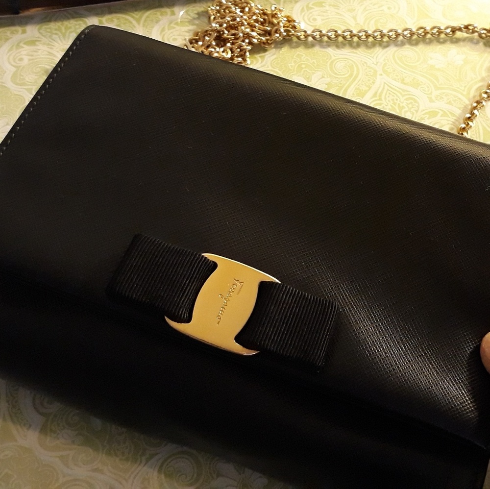 Salvatore Ferragamo Ginny Medium Vara Cross